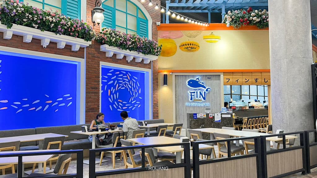 ร้านอาหารที่มี Fashion Island ร้านอาหาร โต๊ะและเก้าอี้อยู่หน้าจอสีน้ำเงิน