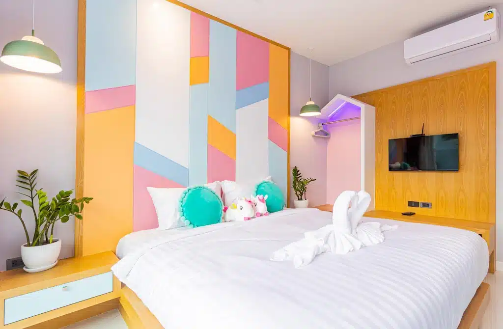ห้องนอนที่มีเตียงขนาดใหญ่และผนังสีสันสดใส  พูลวิลล่ากระบี่อ่าวนาง