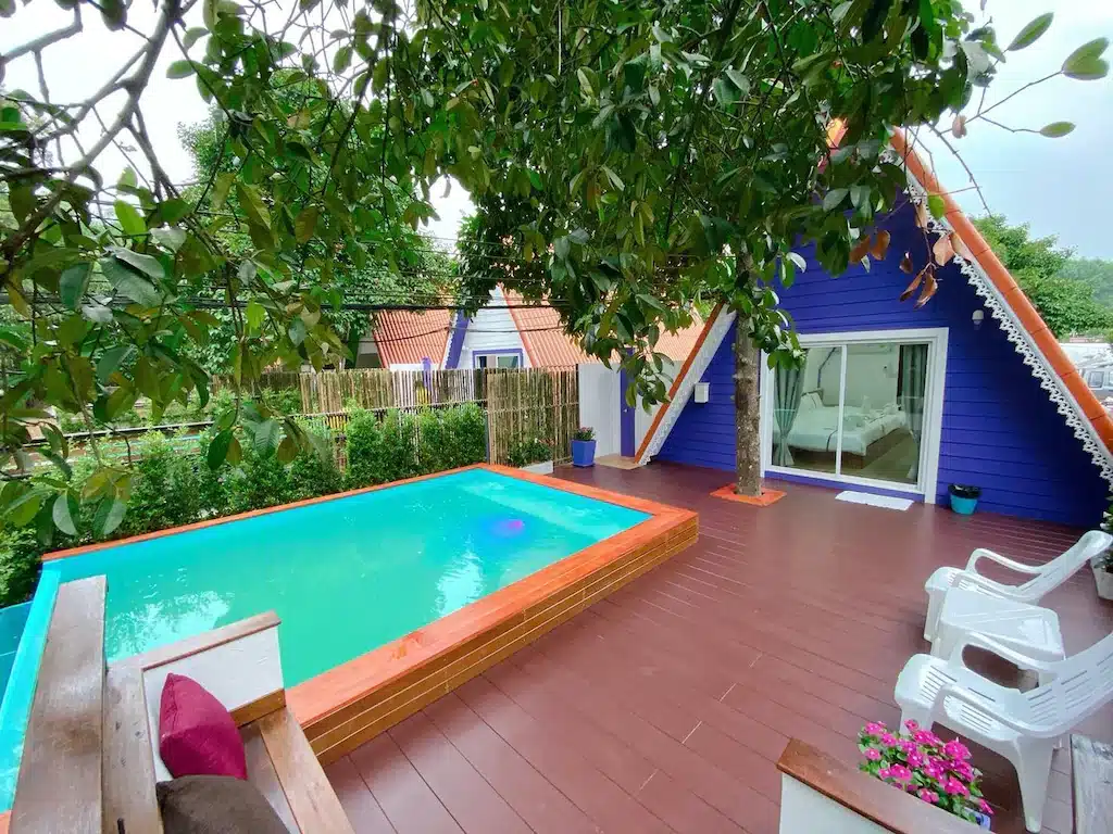 สวนหลัง พูลวิลล่าจันทบุรี บ้านพร้อมสระว่ายน้ำและดาดฟ้า