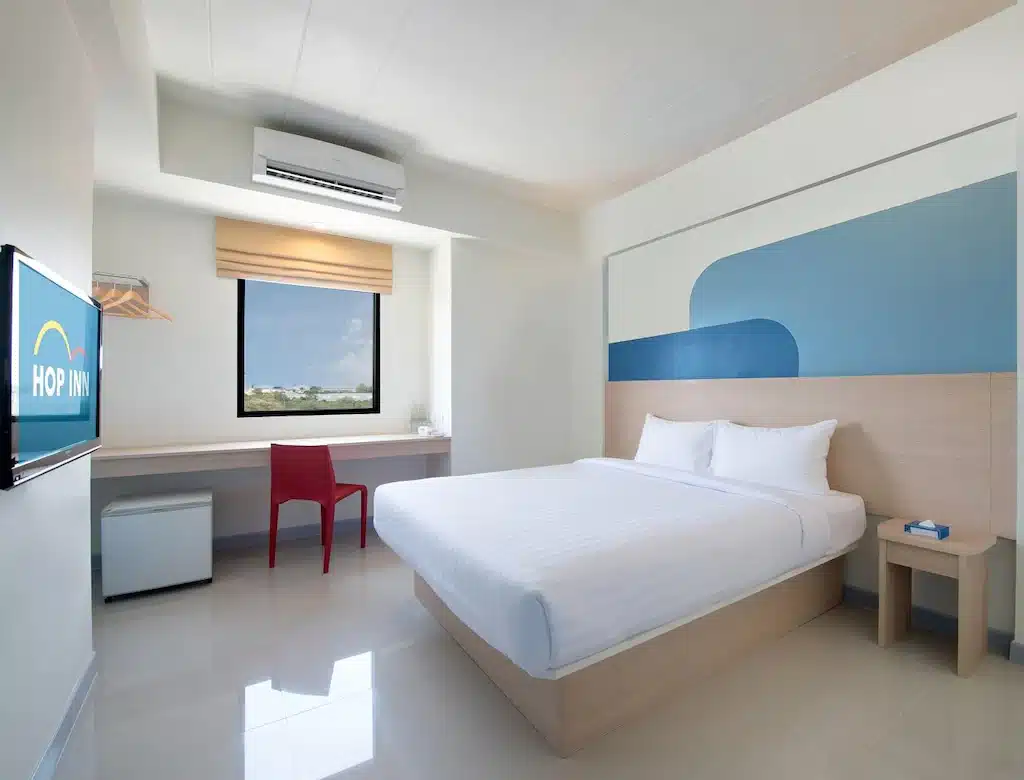 ห้องพัก ที่พักชัยภูมิ ในโรงแรมที่มีเตียงขนาดใหญ่และทีวีจอแบน