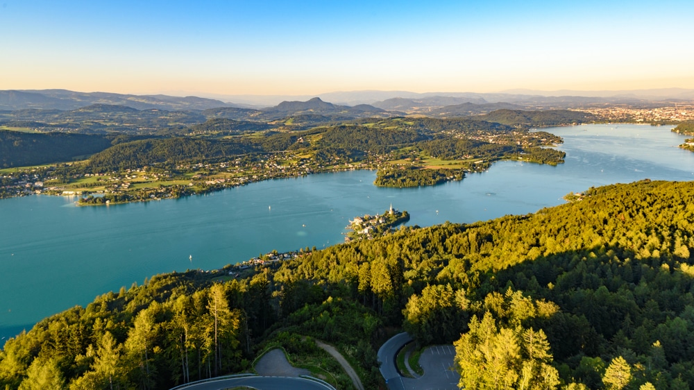 มุมมองทาง ที่เที่ยวออสเตรีย อากาศของทะเลสาบที่ล้อมรอบด้วยต้นไม้