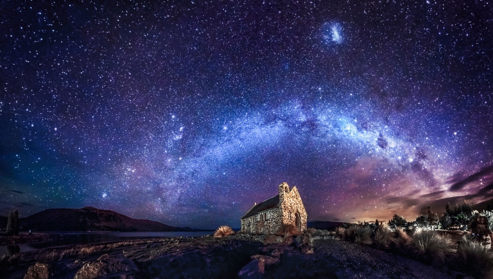 โบสถ์ สถานที่ท่องเที่ยวนิวซีแลนด์ บนเนินเขาภายใต้ท้องฟ้าที่เต็มไปด้วยดวงดาว