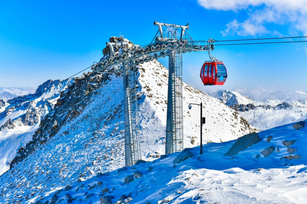 ลิฟต์สกีขึ้นไปบนภูเขาหิมะ เที่ยวจีน
