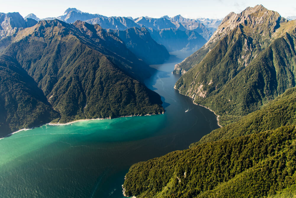 ผืนน้ำ ที่เที่ยวนิวซีแลนด์ ขนาดใหญ่ล้อมรอบด้วยภูเขา