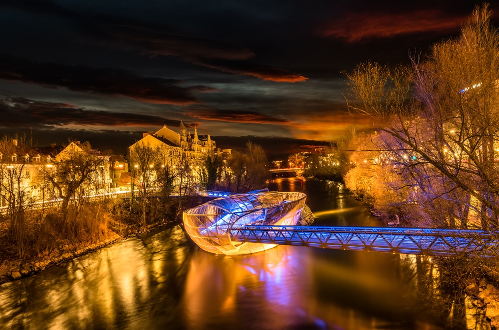สะพานข้ามแม่น้ำในเมืองตอนกลางคืน ออสเตรียที่เที่ยว