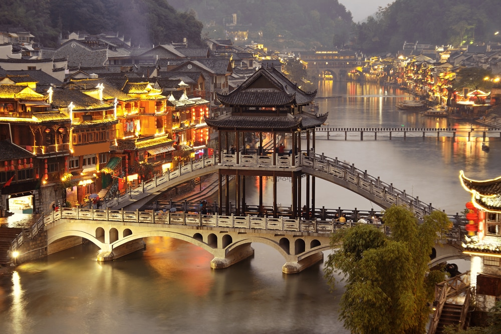 สะพานข้ามผืน สถานที่ท่องเที่ยวจีน น้ำที่ล้อมรอบด้วยอาคาร