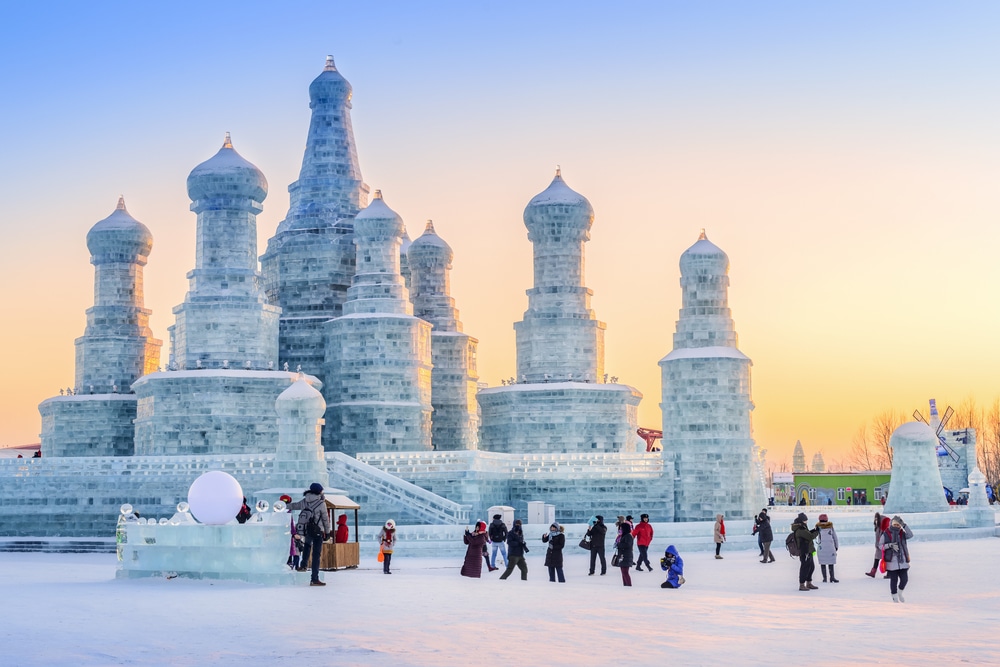 กลุ่มคน สถานที่ท่องเที่ยวจีน ยืนอยู่หน้าอาคารที่ทำจากน้ำแข็ง