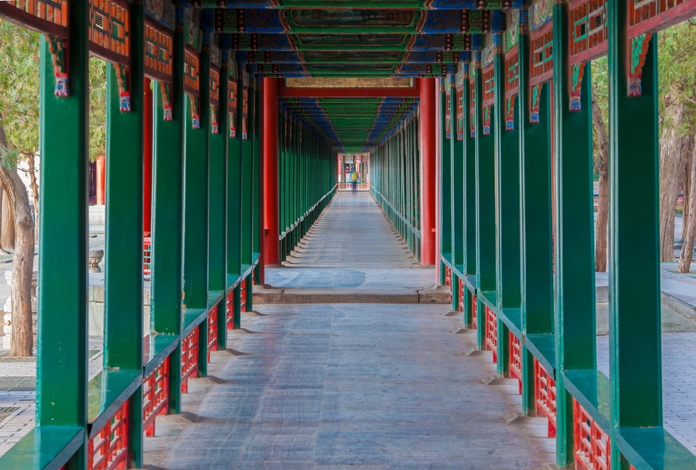 ทางเดินที่ปู สถานที่ท่องเที่ยวจีน ด้วยเสาสีแดงและสีเขียว