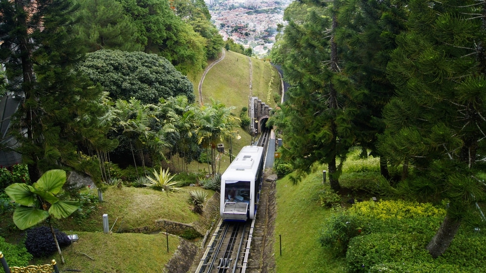 รถไฟแล่น ที่เที่ยวมาเลเซีย ผ่านป่าเขียวขจี