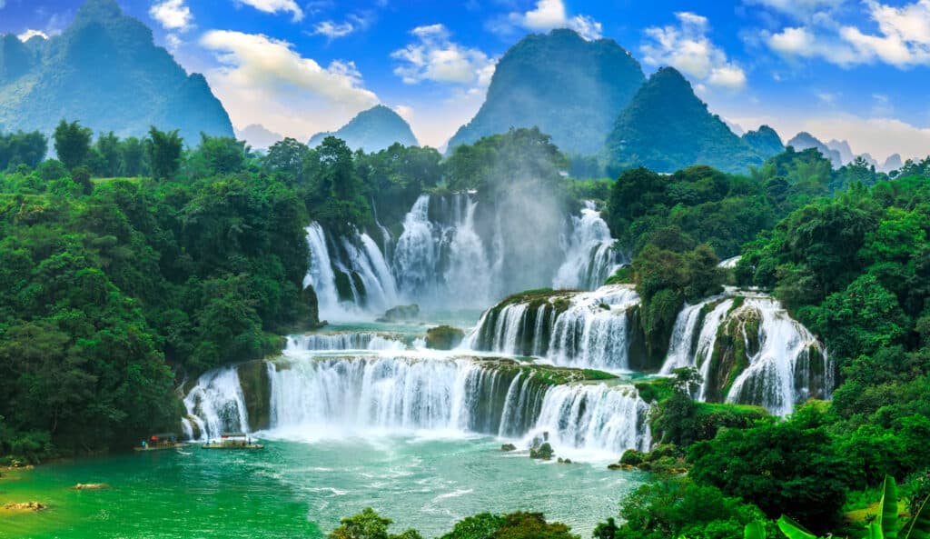 น้ำตก ที่เที่ยวเวียดนาม ขนาดใหญ่ที่รายล้อมไปด้วยต้นไม้เขียวขจี