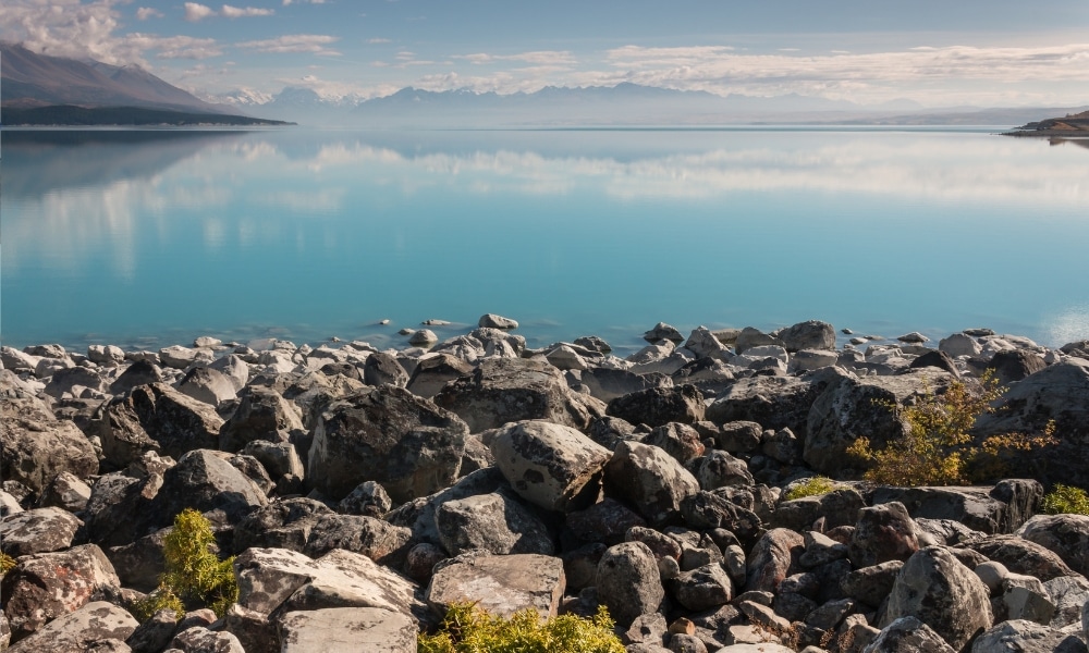 ผืนน้ำ ที่เที่ยวนิวซีแลนด์ ขนาดใหญ่ล้อมรอบด้วยโขดหิน
