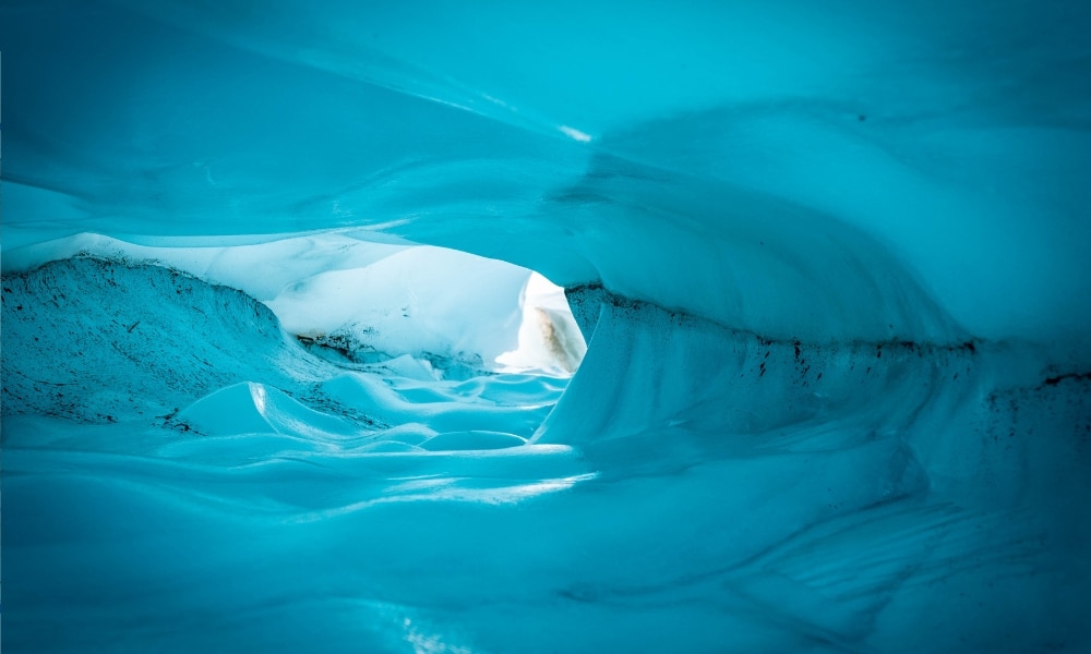 ถ้ำน้ำแข็ง ที่เที่ยวนิวซีแลนด์ ขนาดใหญ่ที่มีแสงสว่างอยู่ที่ปลายถ้ำ
