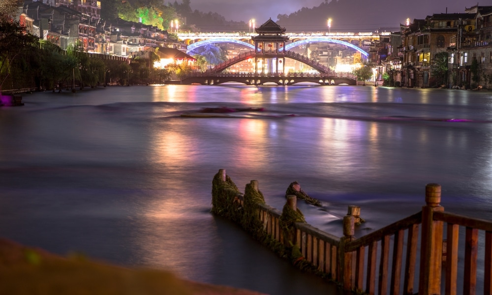 สะพานข้ามแม่ สถานที่ท่องเที่ยวจีน น้ำในตอนกลางคืนโดยมีเมืองเป็นฉากหลัง