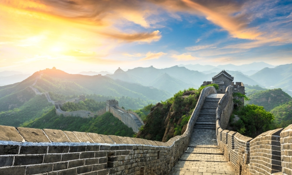 มองเห็นกำแพง สถานที่ท่องเที่ยวจีน เมืองจีนยามพระอาทิตย์ตกดิน