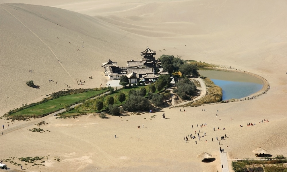 มุมมองทางอา สถานที่ท่องเที่ยวจีน กาศของอาคารกลางทะเลทราย