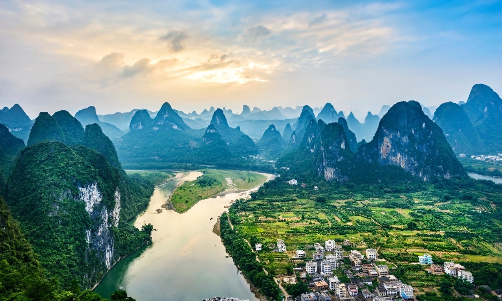 มุมมองทาง เที่ยวจีน อากาศของแม่น้ำที่ล้อมรอบด้วยภูเขา