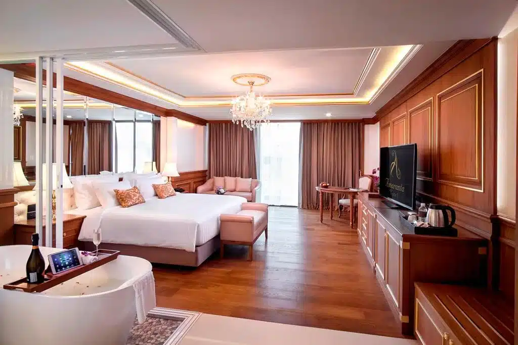 ห้องพักในโรงแรม ที่พักห้วยขวาง ที่มีเตียงขนาดใหญ่และทีวี