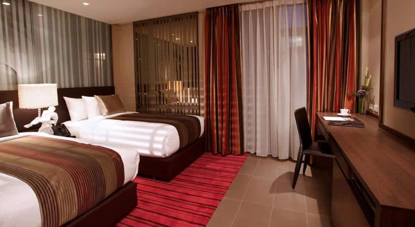 ห้อง โรงแรมห้วยขวาง พักในโรงแรมที่มีสองเตียงและทีวีจอแบน
