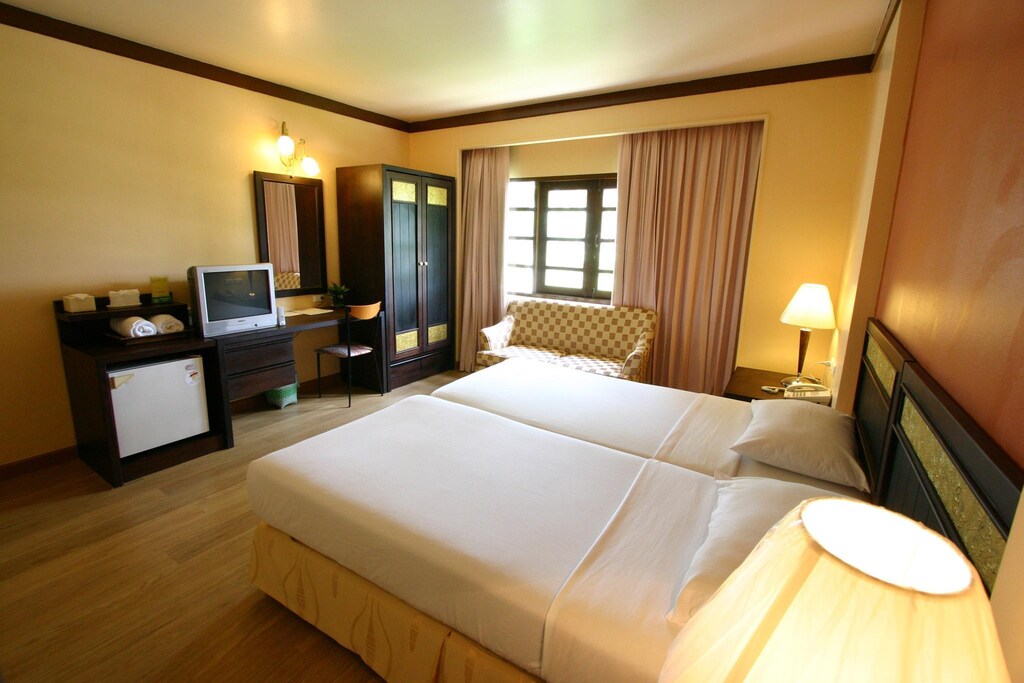ห้องพัก รีสอร์ทสระบุรี ในโรงแรมที่มีสองเตียงและโทรทัศน์