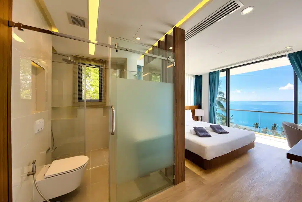 ห้องน้ำพร้อมฝักบัวกระจกและห้องสุขา โรงแรมสมุย
