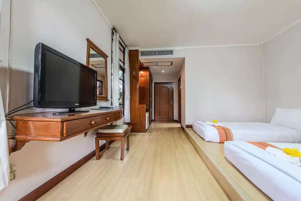 ห้องพักใน ที่พักสระบุรี โรงแรมที่มีสองเตียงและทีวีจอแบน