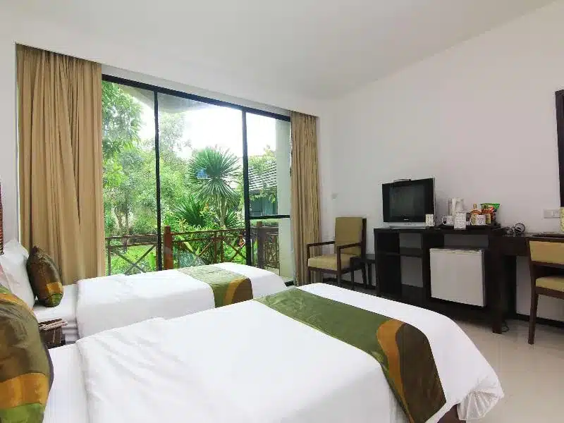 ห้องพักในโรงแรมที่มีสอง ที่พักกุยบุรี เตียงและทีวีจอแบน