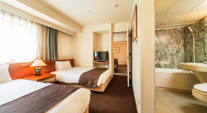ห้องพักใน ที่เที่ยวฮอกไกโด โรงแรมที่มีสองเตียงและอ่างอาบน้ำ