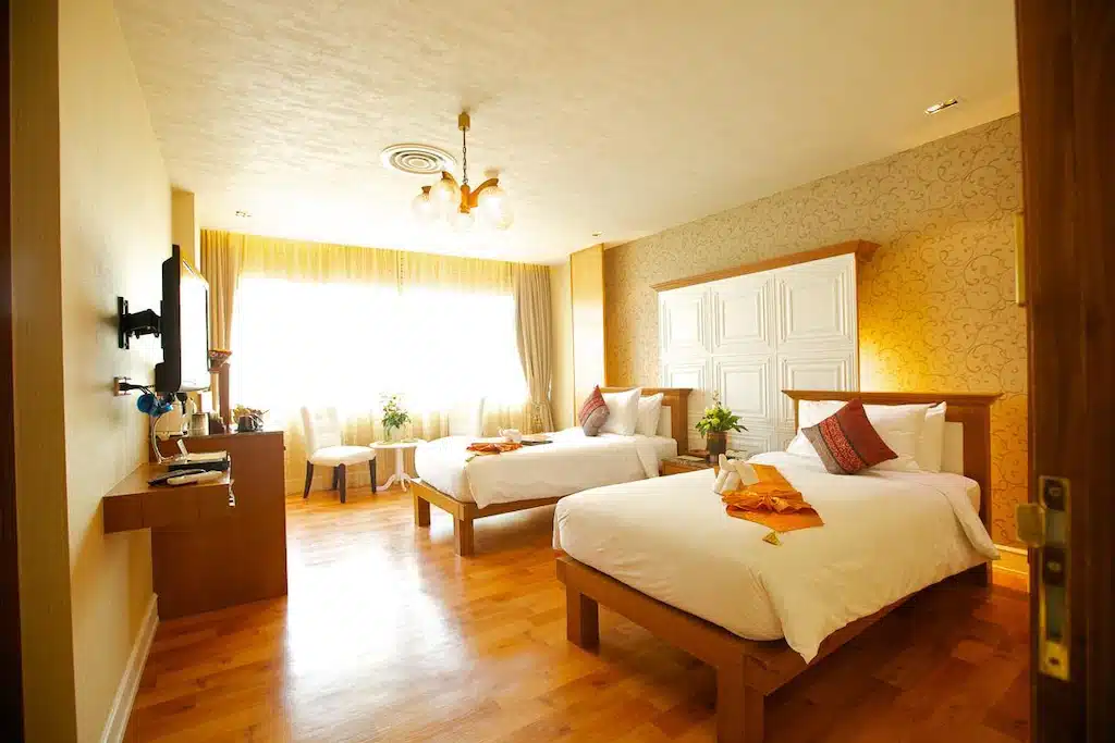 ห้องพัก ที่พักกุยบุรี ในโรงแรมที่มีสองเตียงและโทรทัศน์