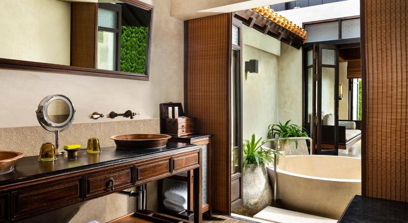 ห้อง ที่พักเกาะสมุย อาบน้ำพร้อมอ่างล้างหน้า กระจกและอ่างอาบน้ำ