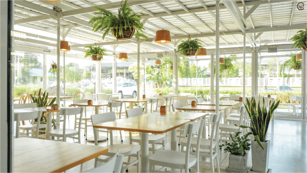 ร้านอาหาร เที่ยวธรรมชาติใกล้กรุงเทพ ที่เต็มไปด้วยโต๊ะและเก้าอี้สีขาวมากมาย