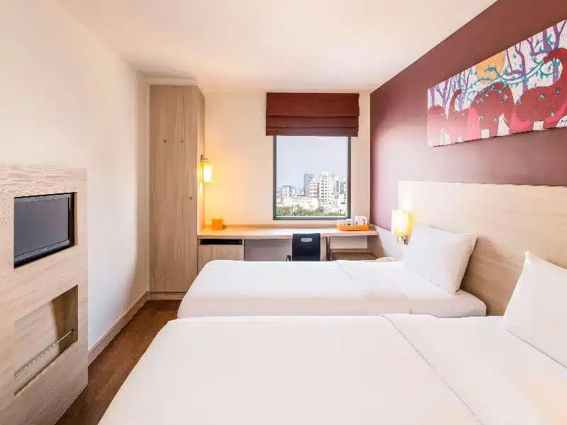 ห้องพัก โรงแรมแถวสยาม ในโรงแรมที่มีสองเตียงและทีวีจอแบน