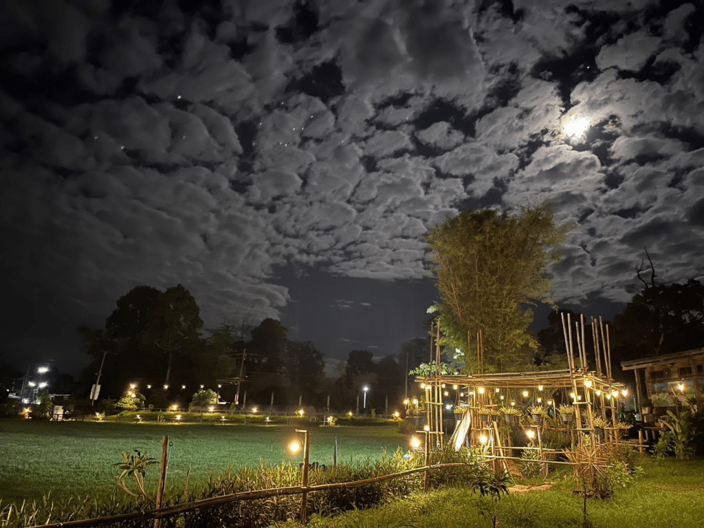 ฉากกลางคืน ที่เที่ยวมวกเหล็ก ของสวนสาธารณะที่มีท้องฟ้ามีเมฆมาก