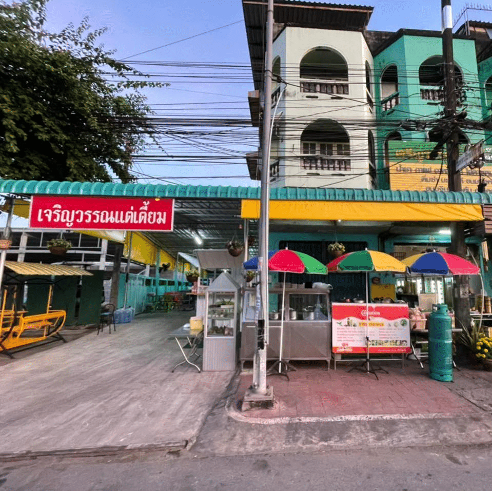 ตึกที่มีป้ายเขียนว่ ที่เที่ยวทุ่งสง า thai street food