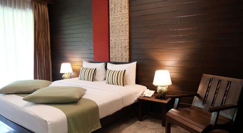 ห้องพักใน พูลวิลล่ากาญจนบุรี โรงแรมที่มีเตียงและเก้าอี้