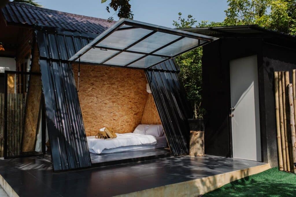 เตียงนอนในโครง โรงแรมฝาง ไม้บนยอดหญ้าเขียวขจี