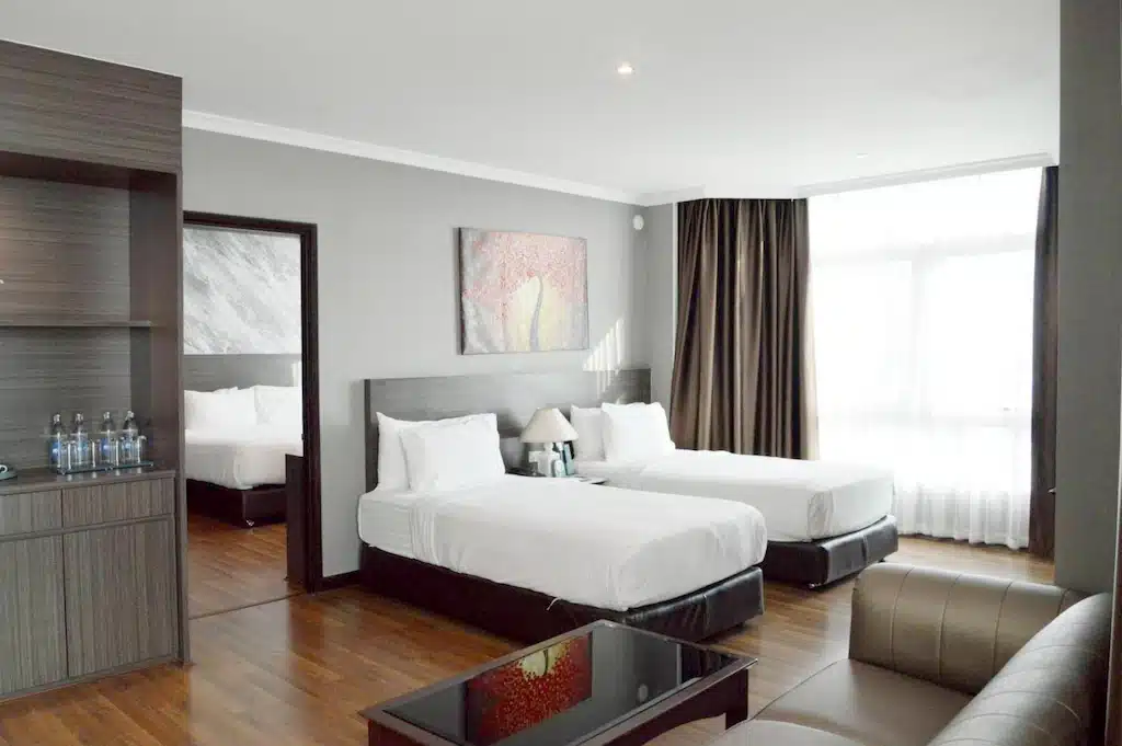 ห้องพักในโรงแรมที่มีสอ โรงแรมใกล้สนามบินสุวรรณภูมิ งเตียงและโซฟา
