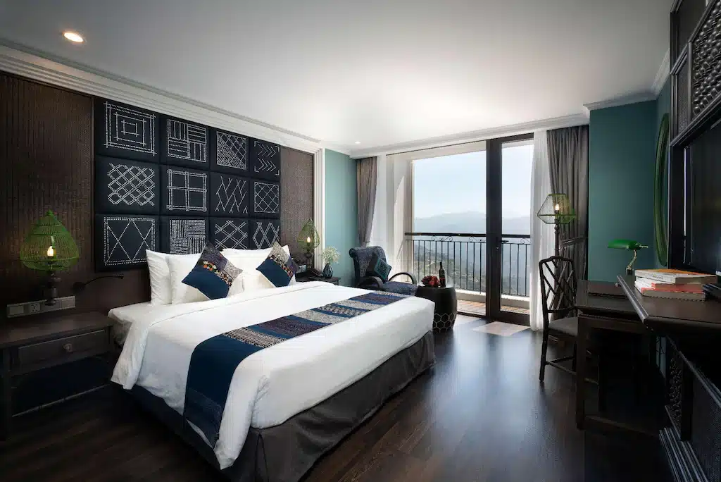 ห้องพักใน เที่ยวฮานอย โรงแรมที่มีเตียงขนาดใหญ่และระเบียง