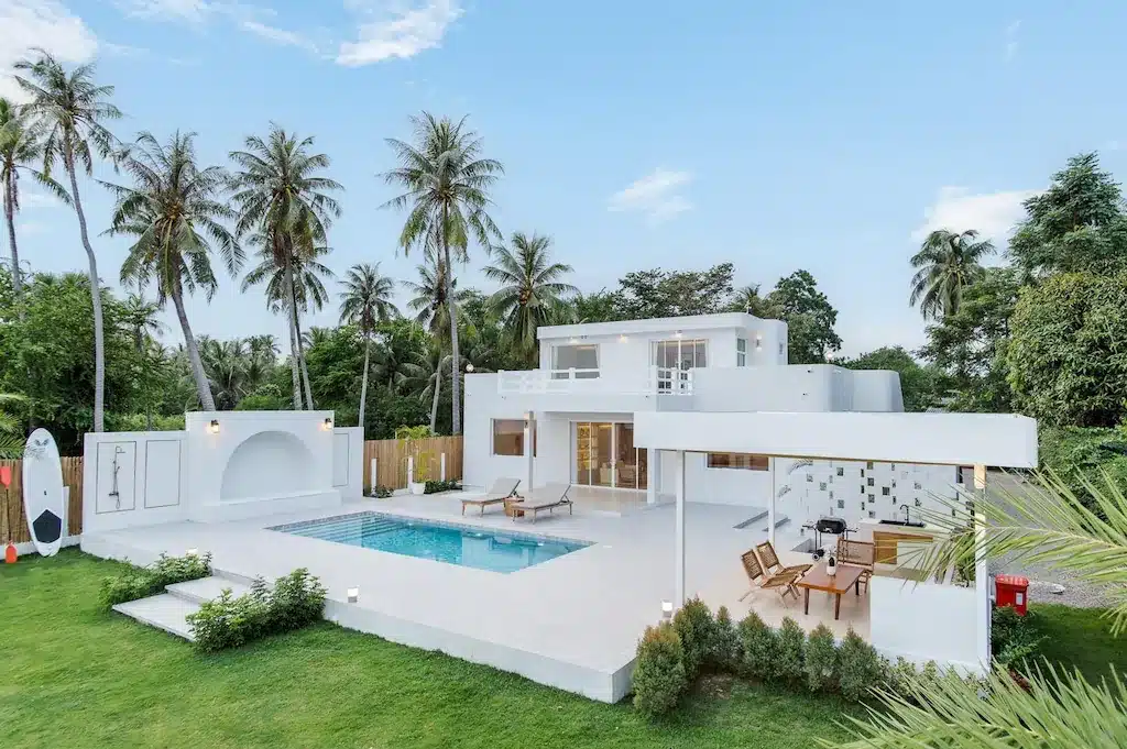 บ้านสีขาว ที่พักกุยบุรีติดทะเล พร้อมสระว่ายน้ำในสวน