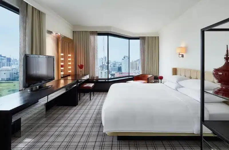 โรงแรมแถวสยาม ห้องพักในโรงแรมที่มีเตียงขนาดใหญ่และทีวีจอแบน