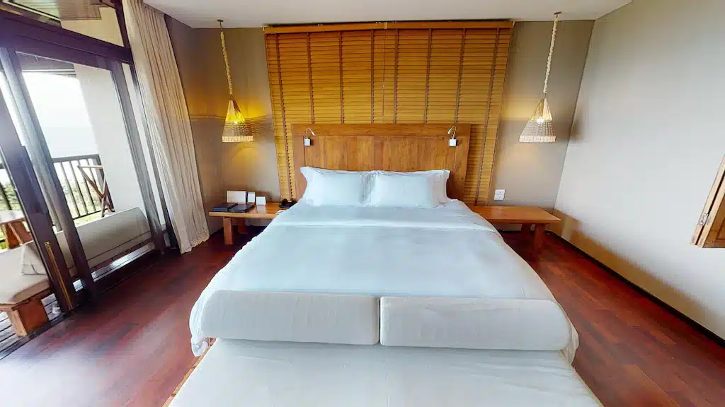 ห้องนอน ที่พักเกาะสมุย พร้อมเตียงขนาดใหญ่และพื้นไม้