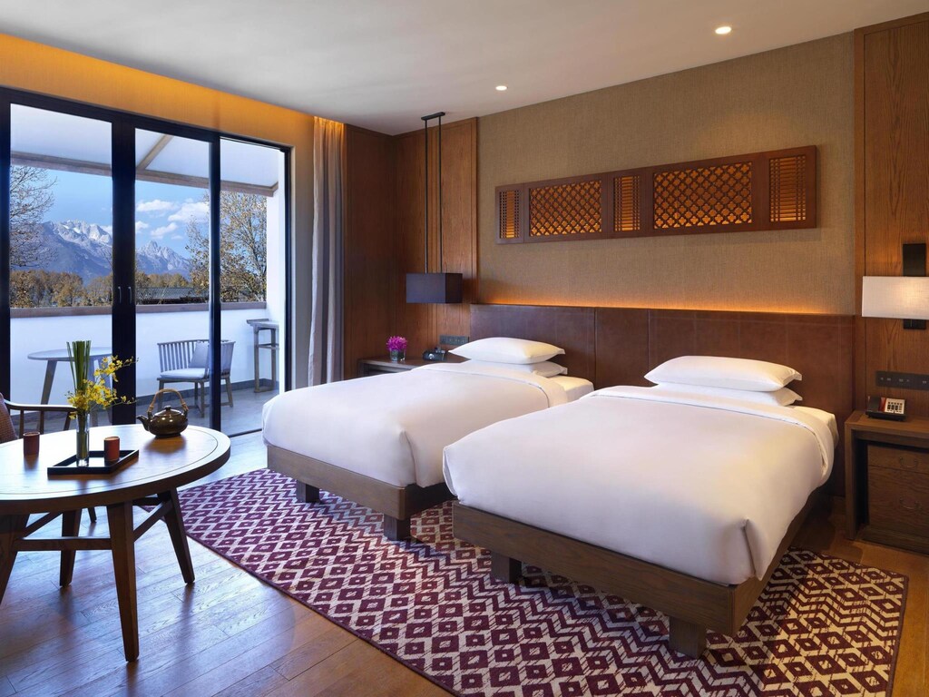 ห้องพักใน สถานที่ท่องเที่ยวประเทศจีน โรงแรมที่มีสองเตียงและระเบียง