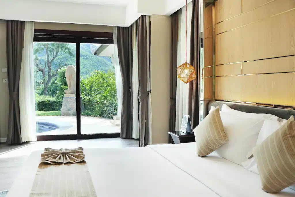 ห้องนอนพร้อมเตียง Pool Villa กาญจนบุรี ขนาดใหญ่และระเบียง