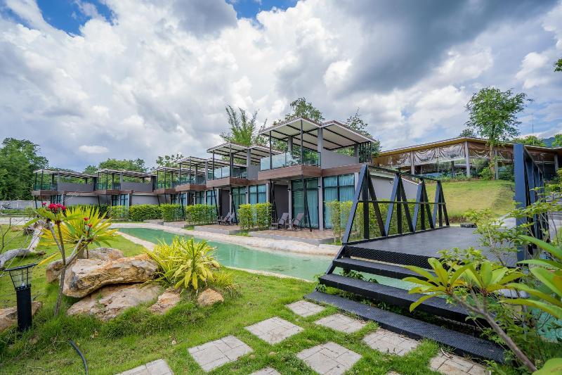 บ้านที่มี Pool Villa กาญจนบุรี สระน้ำอยู่ข้างหน้า