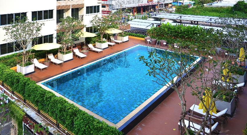 มุมมอง โรงแรมใกล้สนามบินสุวรรณภูมิ ทางอากาศของโรงแรมที่มีสระว่ายน้ำ