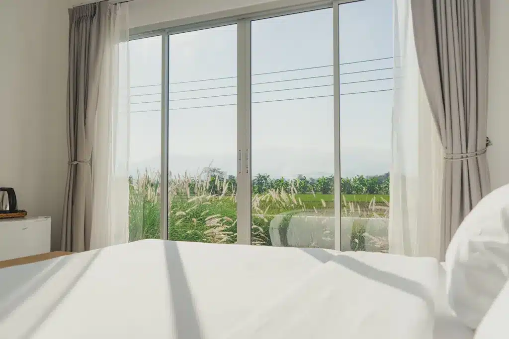 ห้องนอนที่มีหน้าต่างบาน โรงแรมฝาง ใหญ่มองเห็นวิวทุ่งนา