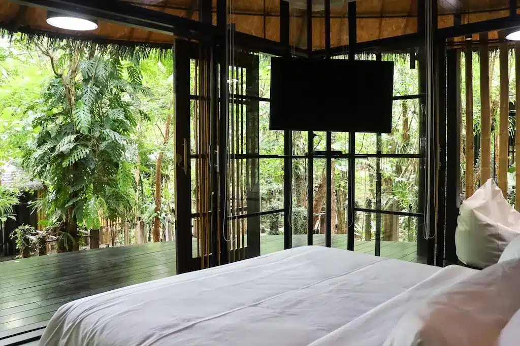 ห้องนอน ที่พักพูลวิลล่ากาญจนบุรี พร้อมเตียงขนาดใหญ่และทีวีจอแบน