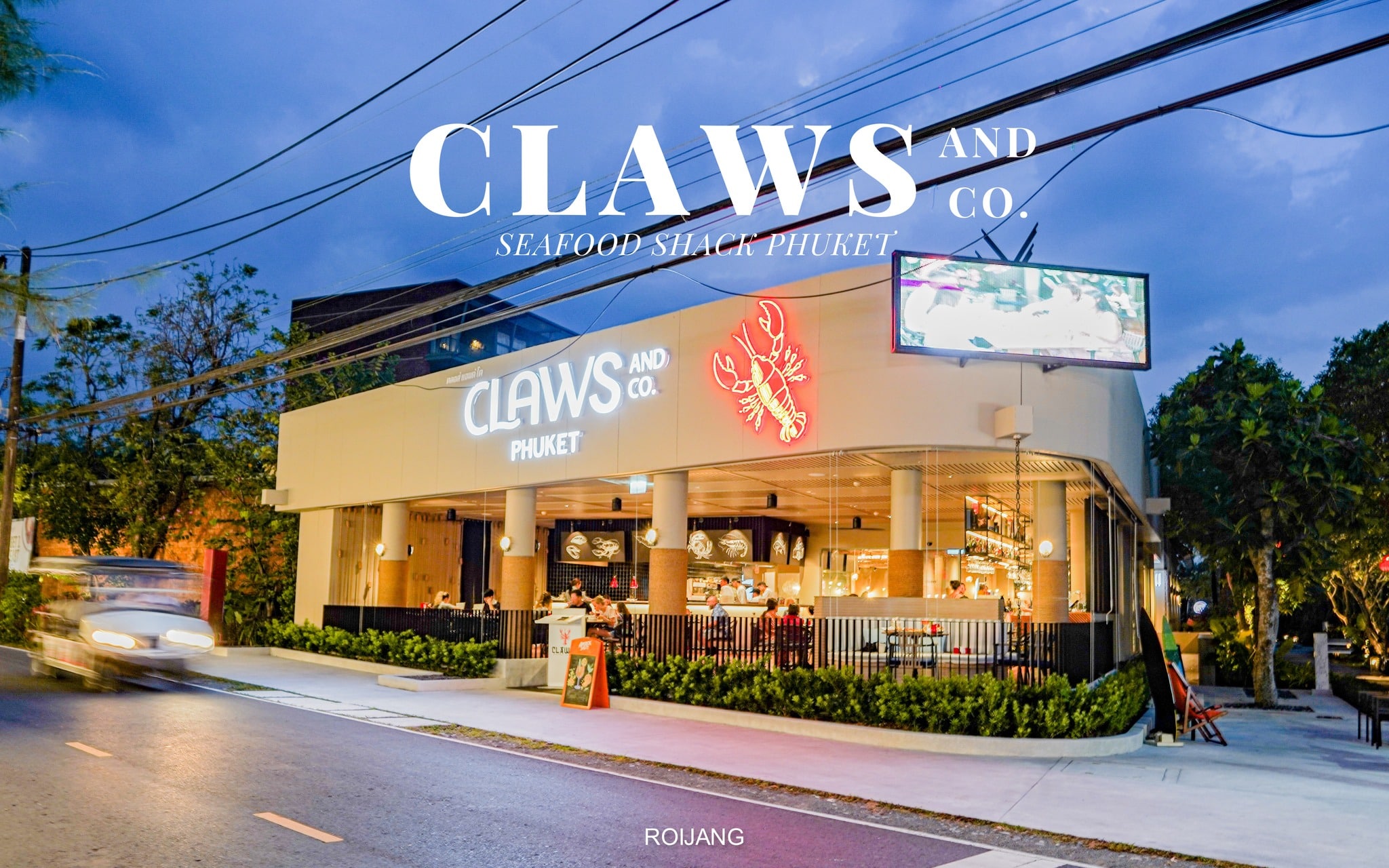 ร้านอาหารชื่อ Claws and Co ตรงหัวมุมถนน