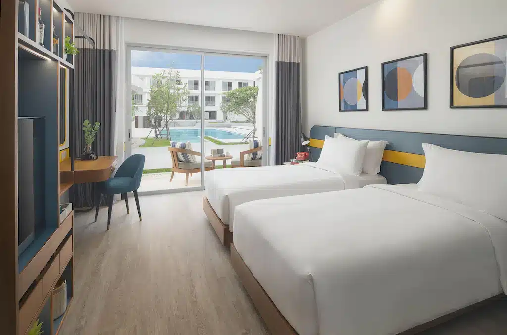 ห้องพักในโรงแรมที่มี โรงแรมเกาะสมุย สองเตียงและโทรทัศน์