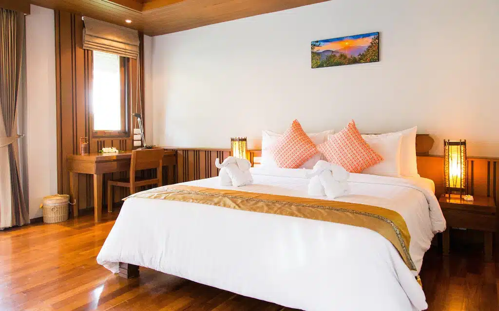 ห้องนอนพร้อมเตียงขนาดใหญ่และภาพวาดบนผนัง ที่พักเกาะพงัน