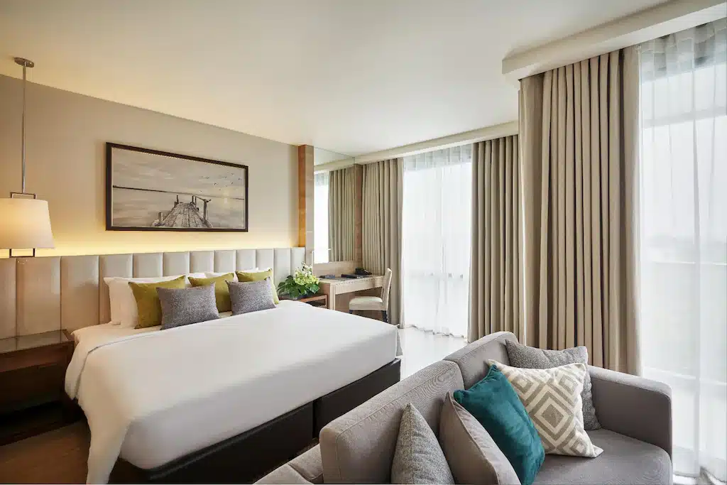 ห้องพักในโรงแรมที่มีเตียงขนาดใหญ่และโซฟา โรงแรมใกล้สนามบินสุวรรณภูมิ